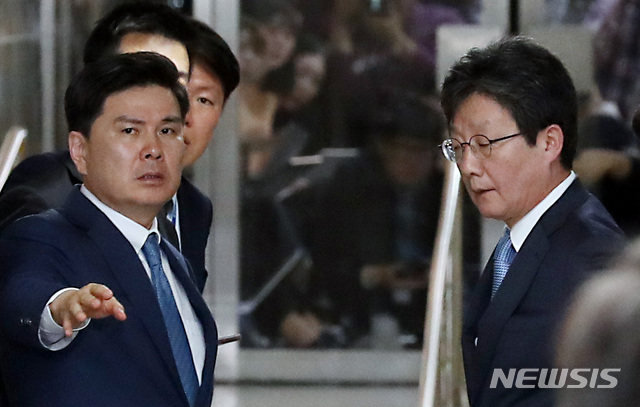 【서울=뉴시스】이종철 기자 = 23일 서울 여의도 국회에서 열린 바른미래당 의원총회가 끝난뒤 유승민, 지상욱 의원이 심각한 표정을 보이고 있다. 2019.04.23. jc4321@newsis.com