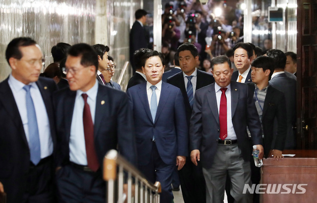 【서울=뉴시스】이종철 기자 = 23일 서울 여의도 국회에서 열린 바른미래당 의원총회가 끝난뒤 의원들이 심각한 표정으로 회의장을 나서고 있다. 2019.04.23. jc4321@newsis.com