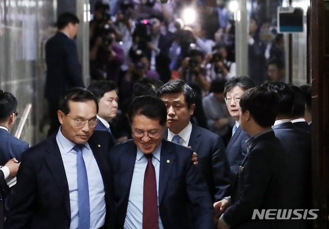 【서울=뉴시스】이종철 기자&nbsp; = 23일 서울 여의도 국회에서 열린 바른미래당 의원총회가 끝난뒤 의원들이 회의장을 나서고 있다. 뒤쪽으로 심각한 표정의 유승민 의원과 지상욱 의원이 보인다. 2019.04.23. jc4321@newsis.com