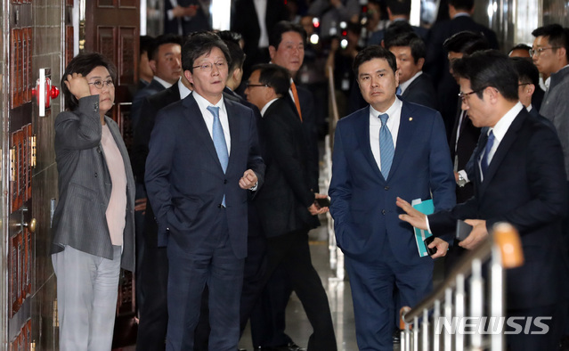 【서울=뉴시스】 박영태 기자 = 바른미래당 유승민, 지상욱, 정병국, 이혜훈 의원이 23일 서울 영등포구 여의도 국회에서 열린 의원총회를 끝내고 의총장을 나서고 있다. 2019.04.23. since1999@newsis.com