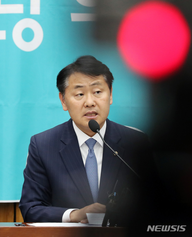 【서울=뉴시스】 박영태 기자 = 김관영 바른미래당 원내대표가 23일 서울 영등포구 여의도 국회에서 열린 의원총회를 끝내고 결과를 브리핑 하고 있다. 2019.04.23.since1999@newsis.com
