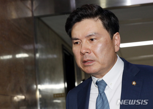 【서울=뉴시스】 박영태 기자 = 바른미래당 지상욱 의원이 23일 서울 영등포구 여의도 국회에서 열린 의원총회 중간에 나와 취재진 질문에 답변하고 있다. 2019.04.23. since1999@newsis.com