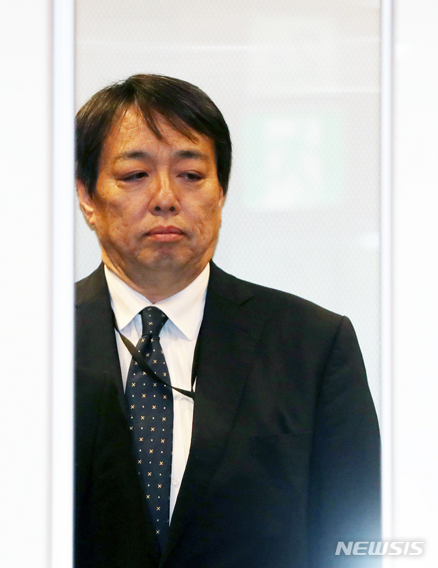 【서울=뉴시스】박주성 기자 = 독도가 일본 영토라는 내용 등을 담아 확정한 2019년판 외교청서와 관련해 초치된 미스지마 고이치 일본대사관 총괄공사가 23일 오후 서울 도렴동 외교부 청사 엘리베이터를 타고 있다. 2019.04.23.&nbsp; park7691@newsis.com