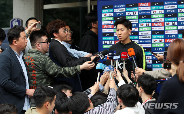 【파주=뉴시스】김선웅 기자 = 폴란드 U-20 월드컵에 출전하는 대한민국 U-20 대표팀의 이강인(발렌시아)이 23일 경기 파주시 NFC에서 인터뷰를하고 있다. 2019.04.23. mangusta@newsis.com