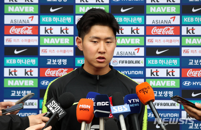 【파주=뉴시스】김선웅 기자 = 폴란드 U-20 월드컵에 출전하는 대한민국 U-20 대표팀의 이강인(발렌시아)이 23일 경기 파주시 NFC에서 인터뷰를하고 있다. 2019.04.23. mangusta@newsis.com