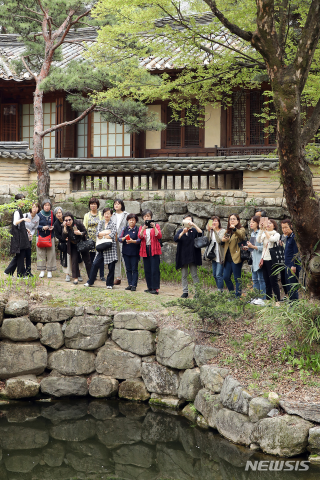 【서울=뉴시스】이윤청 수습기자 = 23일 대중에게 최초로 공개된 서울 성북구 성락원에서 시민들과 관광객들이 영벽지를 관람하고 있다.&nbsp; 성락원은 서울에 남아 있는 유일한 조선시대 전통 정원으로 오는 6월11일까지 임시 개방되며 사전예약을 통한 가이드 투어로 관람할 수 있다. 2019.04.23.&nbsp; radiohead@newsis.com