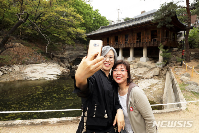 【서울=뉴시스】이윤청 수습기자 = 23일 대중에게 최초로 공개된 서울 성북구 성락원에서 시민들과 관광객들이 송석정을 관람하며 기념촬영을 하고 있다.&nbsp; 성락원은 서울에 남아 있는 유일한 조선시대 전통 정원으로 오는 6월11일까지 임시 개방되며 사전예약을 통한 가이드 투어로 관람할 수 있다. 2019.04.23.&nbsp; radiohead@newsis.com