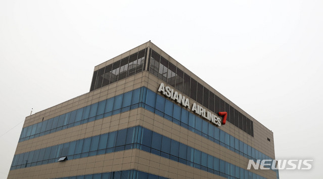 【서울=뉴시스】추상철 기자 = 산업은행 등 채권단은 23일 아시아나 항공의 경영 정상화를 위해 1조6000억원의 자금을 투입키로 하고 인수합병(M&A)을 위한 절차에 착수할 예정이다. 23일 오후 서울 강서구 아시아나항공 본사. 2019.04.23.&nbsp; scchoo@newsis.com