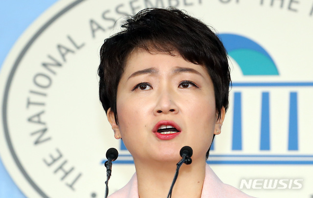 【서울=뉴시스】이종철 기자 = 이언주 의원이 23일 서울 여의도 국회 정론관에서 바른미래당 탈당 기자회견을 하고 있다. 2019.04.23.&nbsp; jc4321@newsis.com