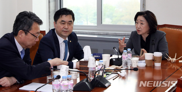 【서울=뉴시스】 박영태 기자 = 23일 서울 영등포구 여의도 국회에서 열린 정치개혁특별위원회 간사회의에서 심상정 위원장이 발언하고 있다. 자유한국당 장제원 간사는 회의 중 발언을 하고 회의장을 이석했다. 2019.04.23.since1999@newsis.com