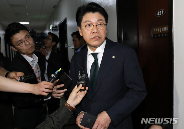 【서울=뉴시스】 박영태 기자 = 23일 서울 영등포구 여의도 국회에서 열린 정치개혁특별위원회 간사회의에 참석했던 자유한국당 장제원 간사가 회의장을 나와 취재진의 질문에 답변하고 있다. 2019.04.23.since1999@newsis.com