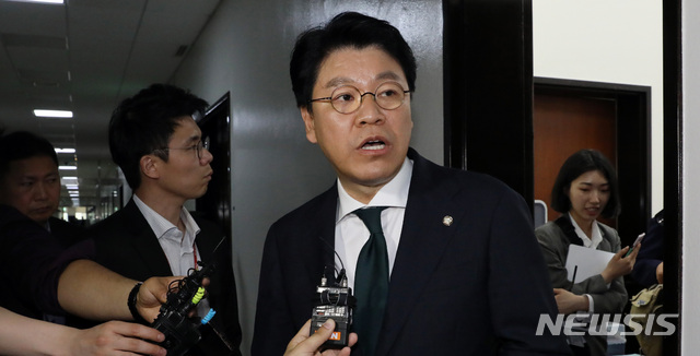 【서울=뉴시스】 박영태 기자 = 23일 서울 영등포구 여의도 국회에서 열린 정치개혁특별위원회 간사회의에 참석했던 자유한국당 장제원 간사가 회의장을 나와 취재진의 질문에 답변하고 있다. 2019.04.23. since1999@newsis.com