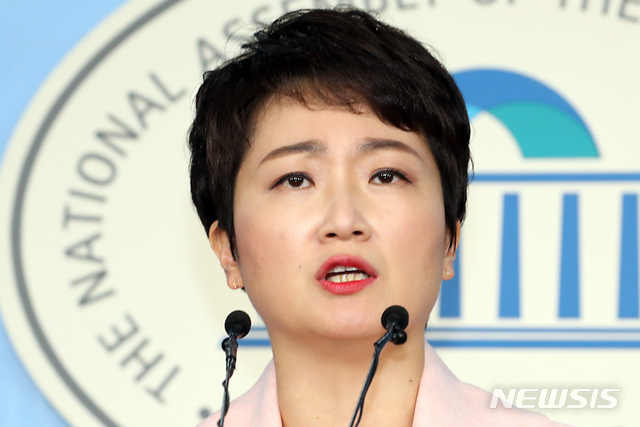 【서울=뉴시스】이종철 기자 = 이언주 의원이 23일 서울 여의도 국회 정론관에서 바른미래당 탈당 기자회견을 하고 있다. 2019.04.23. jc4321@newsis.com