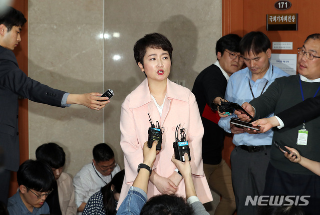 【서울=뉴시스】이종철 기자 = 이언주 의원이 23일 서울 여의도 국회 정론관에서 바른미래당 탈당 기자회견을 한뒤 기자의 질문에 답하고 있다. 2019.04.23. jc4321@newsis.com