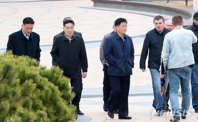 【블라디보스토크(러시아)=뉴시스】이영환 기자 = 북-러 정상회담을 앞둔 23일 오후(현지시각) 러시아 블라디보스토크 루스키섬 프리모스키 수족관 현장 점검을 마친 북한 실무진이 이동하고 있다. 프리모스키 수족관은 김정은 북한 국무위원장의 방문 가능성이 점쳐지는 장소 중 하나다. 2019.04.23.&nbsp;&nbsp; 20hwan@newsis.com