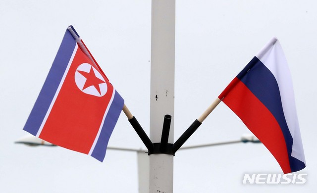 [블라디보스토크=AP/뉴시스] 2019년 4월 자료 사진으로, 러시아 블라디보스토크 극동연방대학에 북한과 러시아 국기가 걸려 있다. (사진=뉴시스DB)