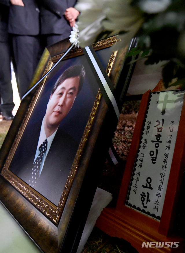 【광주=뉴시스】신대희 기자 = 23일 오후 광주 북구 망월동 민족민주열사 묘역에 김대중 전 대통령 장남인 고(故) 김홍일 전 의원이 안장되고 있는 가운데, 고인의 영정사진이 놓여 있다. 2019.04.23.&nbsp; sdhdream@newsis.com