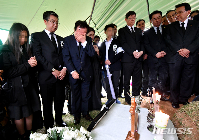 【광주=뉴시스】신대희 기자 = 23일 오후 광주 북구 망월동 민족민주열사 묘역에 김대중 전 대통령 장남인 고(故) 김홍일 전 의원이 안장되고 있는 가운데, 유족과 정계 인사들이 슬퍼하고 있다. 2019.04.23.&nbsp; sdhdream@newsis.com 