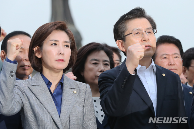 【서울=뉴시스】이윤청 수습기자 = 황교안 대표, 나경원 원내대표를 비롯한 자유한국당 의원들이 23일 서울 청와대 분수대 앞에서 기자회견을 열고 패스트트랙 저지, 연동형 비례대표제 및 공수처법 철회 등을 촉구하고 있다. 2019.04.23.&nbsp; radiohead@newsis.com