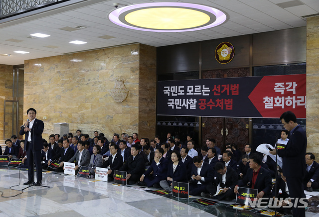 【서울=뉴시스】고승민 기자 = 자유한국당을 제외한 여야 4당이 선거제도 개혁안과 검찰 개혁법의 '패스트트랙(신속처리안건 지정)'을 각 당 의원총회에서 모두 추인한 23일 저녁 자유한국당 황교안 대표와 나경원 원내대표 등 의원들이 로텐더홀에 모여 비상의원총회를 하고 있다. 2019.04.23. kkssmm99@newsis.com