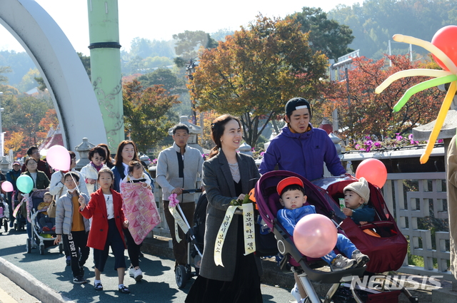 【남원=뉴시스】 한훈 기자 = 전북 남원시가 출산에 대한 긍정적인 이미지를 심어주고자 '아이와 함께 유모차 타고 행진'을 연다. 행사는 내달 4일 오전 9시 30분부터 사랑의 광장 야외무대에서 열린다.2019.04.24.(사진=남원시 제공) photo@newsis.com 