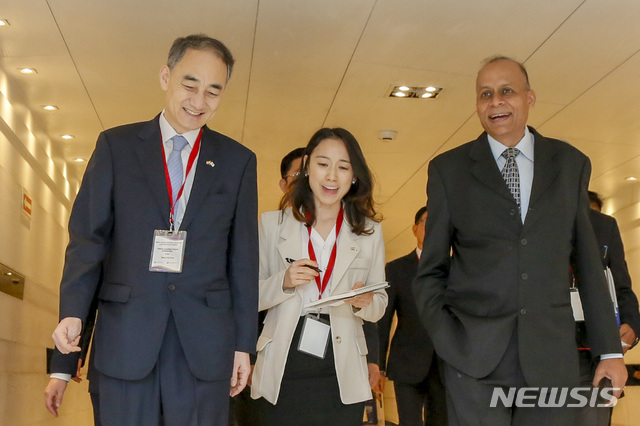 【서울=뉴시스】 인도 뉴델리에서 개최한 '한-인도 방산협력 세미나'에서 왕정홍 방위사업청장과 아제이 쿠마르 인도 방산차관이 나란히 걷고 있다. (방사청 제공)