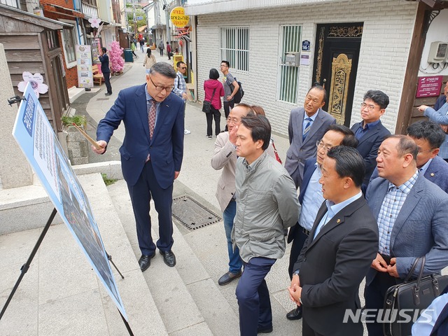 【포항=뉴시스】강진구 기자 = 안민석 국회 문화체육관광위원장이 경북 동해안 문화유적과 관광 연계 사업을 지원하기 위한 방안을 논의하기 위해  23일 오후 포항을 방문했다.사진은 이날 구룡포읍 적산가옥을 둘러보고 있는 안민석 위원장 일행.2019.04.24.(사진=민주당 포항남·울릉지역위 제공)  photo@newsis.com