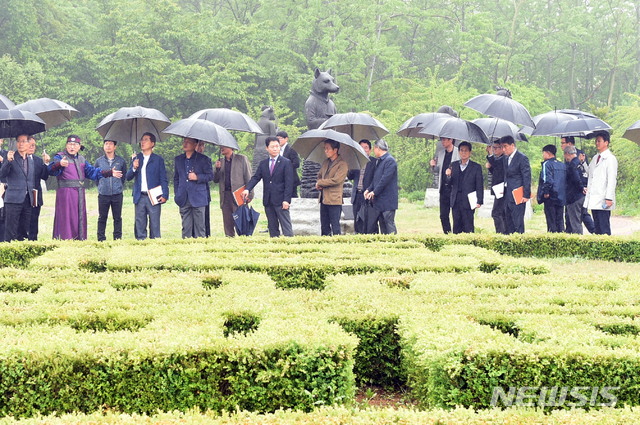 【경주=뉴시스】 이은희 기자= 축구종합센터 부지선정위원단이 24일 우선 협상 대상지 선정을 위해 경주 세계문화엑스포 인근 예정 부지를 둘러보고 있다. 2019.04.24. (사진= 경주시 제공)photo@newsis.com 