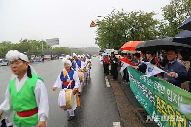 【경주=뉴시스】 이은희 기자= 24일 경주시민들이 축구종합센터 유치를 염원하며 부지선정위원단을 환영하고 있다. 2019.04.24. (사진= 블루원 제공)  photo@newsis.com