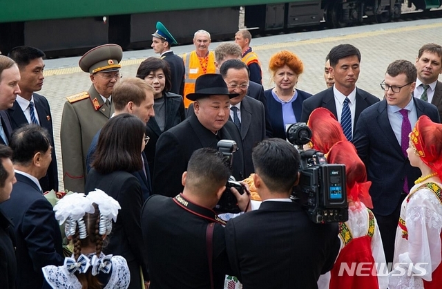 【서울=뉴시스】24일 러시아에 입성한 김정은 북한 국무위원장이 연해주 남단 하산스키 하산역에서 하차, 전통의상을 입은 러시아 여성들로부터 환영의 의미인 빵을 대접받고 있다. (사진출처=연해주 주정부 홈페이지) 2019.04.24.