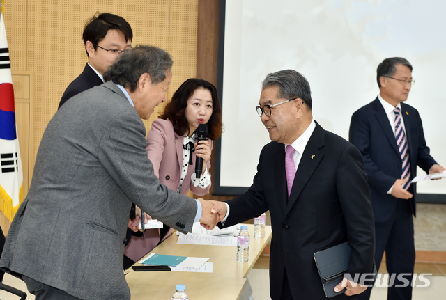 【수원=뉴시스】 조성필 기자 = 이재정 경기도교육감이 24일 도교육청을 찾은 중국 '21세기교육연구원' 양동핑 원장과 악수를 하고 있다. 2019.04.24 (사진=경기도교육청 제공) photo@newsis.com