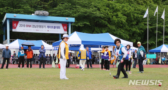 【창원=뉴시스】 24일 경남 창원시 창원종합운동장 내 보조경기장에서 '2019 BNK경남은행장기 노인게이트볼 대회'가 열리고 있다.2019.04.24.(사진=BNK경남은행 제공) photo@newsis.com