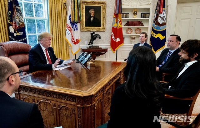 【서울=뉴시스】 도널드 트럼프 미국 대통령이 23일(현지시간) 백악관에서 잭 도시 트위터 최고경영자(CEO)와 트위터 관계자들을 만나고 있다. (사진출처: 트럼프 대통령 트위터) 2019.04.24