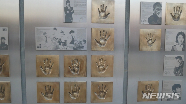 【서울=뉴시스】 잠실운동장에 설치된 BTS 기념손찍기. 2019.04.24. (사진=서울시 제공)