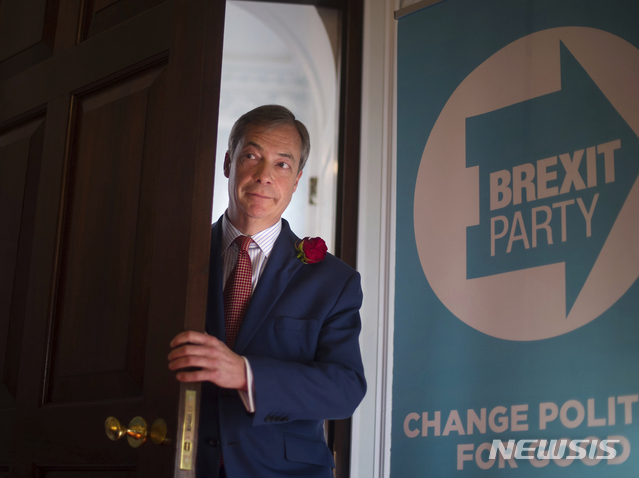 【런던=AP/뉴시스】 나이절 패라지 극우 브렉시트당 대표가 유명 사업가로부터 약 6억원을 지원받았다는 보도가 16일(현지시간) 나왔다. 그는 사업가 애런 뱅크스로부터 거주지 임대 비용부터 자동차와 운전사, 그리고 미국에서의 홍보비 등을 지원받은 것으로 보인다. 2019.05.17.