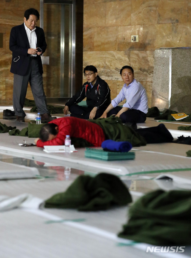 【서울=뉴시스】 박영태 기자 = 전날 공직선거법 개정안과 고위공직자비리수사처 설치법안, 검경수사권 조정법안의 패스트트랙(신속처리안건 지정) 철회를 요구하며 국회 로텐더홀에서 철야농성을 했던 자유한국당 정양석, 윤상현, 염동열 의원이 24일 오전 서울 영등포구 여의도 국회 로텐더홀에서 이야기를 나누고 있다. 2019.04.24.since1999@newsis.com