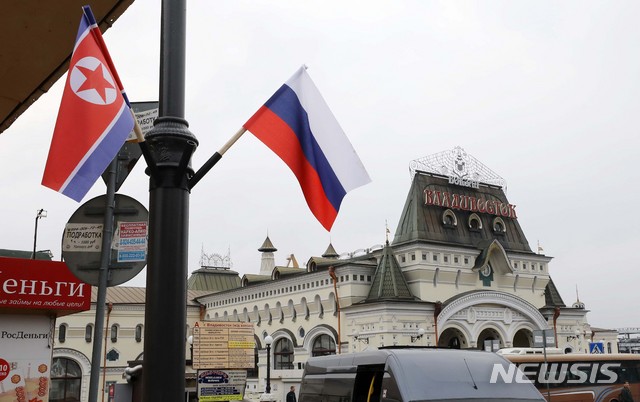 【블라디보스토크(러시아)=뉴시스】이영환 기자 = 북-러 정상회담을 앞둔 24일 오전(현지시각) 러시아 블라디보스토크역 인근에 북한 인공기와 러시아 국기가 걸려 있다.김정은 북한 국무위원장은 이날 오후께 블라디보스토크역에 도착하는 것으로 알려졌다. 2019.04.24. 20hwan@newsis.com