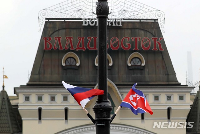 [블라디보스토크=뉴시스] 러시아는 17일 북한에 소포 발송을 재개한다고 밝혔다. 2019년 자료 사진에서 러시아 블라디보스토크역 인근에 북한 인공기와 러시아 국기가 걸려 있다. 2025.06.17.