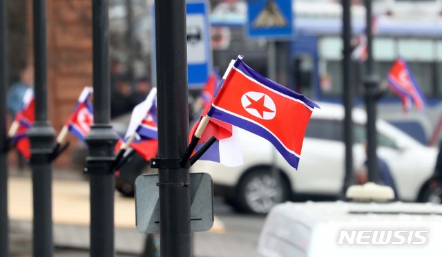 【블라디보스토크(러시아)=뉴시스】이영환 기자 = 북-러 정상회담을 앞둔 지난 4월24일 오전(현지시각) 러시아 블라디보스토크역 인근에 북한 인공기와 러시아 국기가 걸려 있다.김정은 북한 국무위원장은 이날 오후께 블라디보스토크역에 도착하는 것으로 알려졌다. 2019.04.24. 20hwan@newsis.com