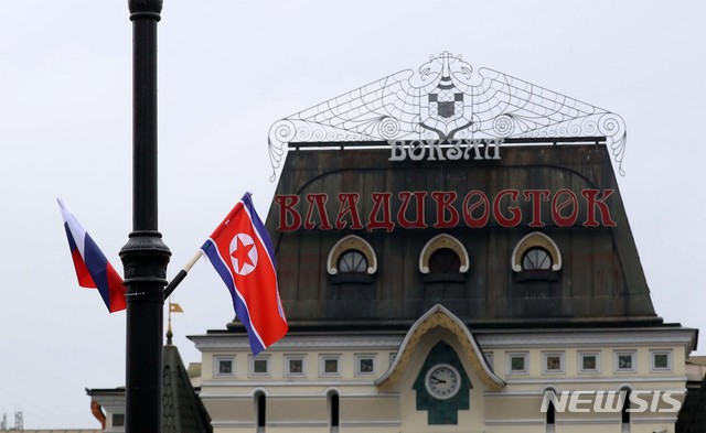 【블라디보스토크(러시아)=뉴시스】이영환 기자 = 북-러 정상회담을 앞둔 24일 오전(현지시각) 러시아 블라디보스토크역 인근에 북한 인공기와 러시아 국기가 걸려 있다.김정은 북한 국무위원장은 이날 오후께 블라디보스토크역에 도착하는 것으로 알려졌다. 2019.04.24. 20hwan@newsis.com