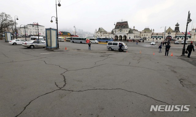 【블라디보스토크(러시아)=뉴시스】이영환 기자 = 북-러 정상회담을 앞둔 24일 오전(현지시각) 러시아 블라디보스토크역 건너편 주차공간에 차량이 비어 있다.김정은 북한 국무위원장은 이날 오후께 블라디보스토크역에 도착하는 것으로 알려졌다. 2019.04.24. 20hwan@newsis.com