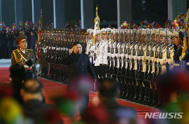 【서울=뉴시스】북한 노동신문은 김정은 국무위원장이 러시아에서 열리는 북-러 정상회담에 참석하기 위해 출발하는 모습을 24일 보도했다. 2019.04.24. (출처=노동신문)&nbsp; photo@newsis.com