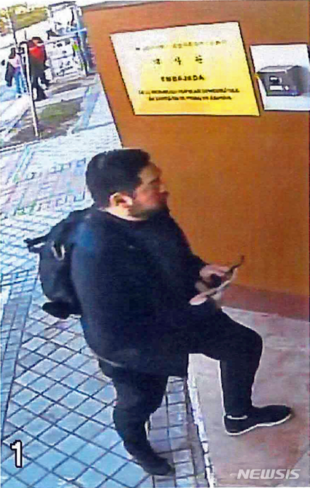 [AP/뉴시스] 미국 법무부는 지난 2019년 2월(현지시간) 스페인 주재 북한 대사관에 반북단체 '자유조선' 소속의 한국계 미국인 크리스토퍼 안이 들어가는 사진을 같은해 4월23일 공개했다. (사진=미 법무부 제공) 2026.04.14