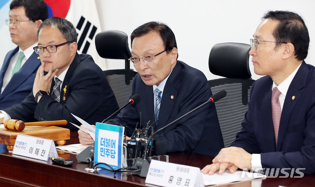 【서울=뉴시스】이종철 기자 = 24일 서울 여의도 국회에서 열린 더불어민주당 확대간부회의에서 이해찬 대표가 모두발언을 하고 있다. 2019.04.24. jc4321@newsis.com