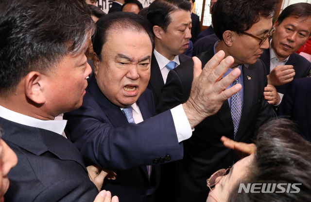 【서울=뉴시스】 박영태 기자 = 문희상 국회의장이 패스트트랙 철회를 요구하며 24일 오전 서울 영등포구 여의도 국회의장실을 항의방문한 자유한국당 의원들과 실랑이를 하고 있다. 2019.04.24. since1999@newsis.com 