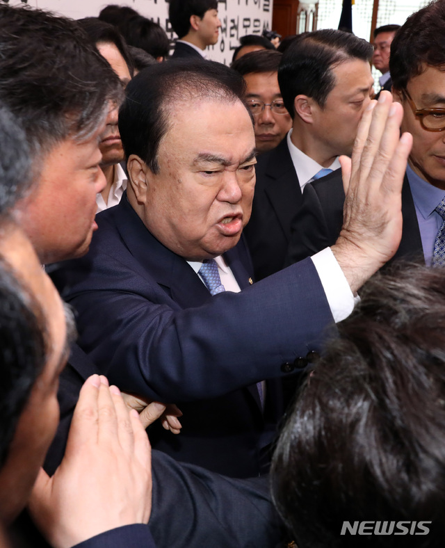 【서울=뉴시스】 박영태 기자 = 문희상 국회의장이 패스트트랙 철회를 요구하며 24일 오전 서울 영등포구 여의도 국회의장실을 항의방문한 자유한국당 의원들을 피해 다른 일정차 의장실을 나가려다 실랑이를 하고 있다. 2019.04.24. since1999@newsis.com 