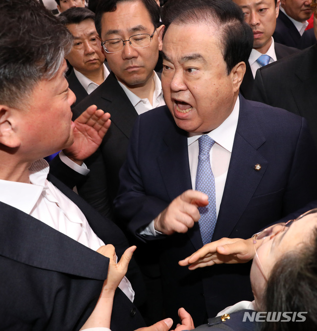 【서울=뉴시스】 박영태 기자 = 문희상 국회의장이 패스트트랙 철회를 요구하며 24일 오전 서울 영등포구 여의도 국회의장실을 항의방문한 자유한국당 의원들을 피해 다른 일정차 의장실을 나가려다 실랑이를 하고 있다. 2019.04.24.since1999@newsis.com