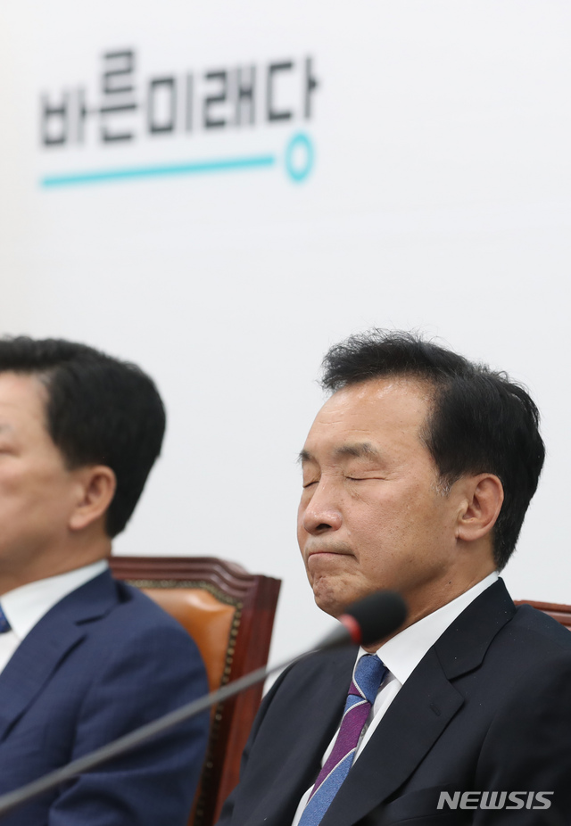 【서울=뉴시스】고승민 기자 = 24일 서울 여의도 국회에서 열린 바른미래당 제7차 최고위원-중진위원 연석회의에서 손학규 대표가 눈을 감고 있다. 2019.04.24.kkssmm99@newsis.com