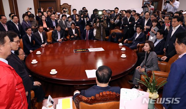 【서울=뉴시스】 박영태 기자 = 문희상 국회의장이 패스트트랙 철회를 요구하며 24일 오전 서울 영등포구 여의도 국회의장실을 항의방문한 자유한국당 나경원 원내대표 등 의원들과 이야기를 나누고 있다. 2019.04.24&nbsp; since1999@newsis.com 