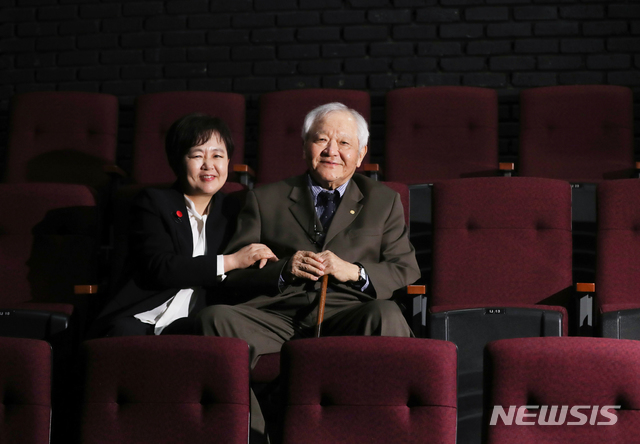 【서울=뉴시스】조수정 기자 = 창단 50주년을 맞은 극단 산울림 임영웅 대표가 장녀 임수진 산울림 극장장과 함께 23일 오후 서울 서교동 산울림 소극장에서 인터뷰에 앞서 포즈를 취하고 있다. 2019.04.23. chocrystal@newsis.com